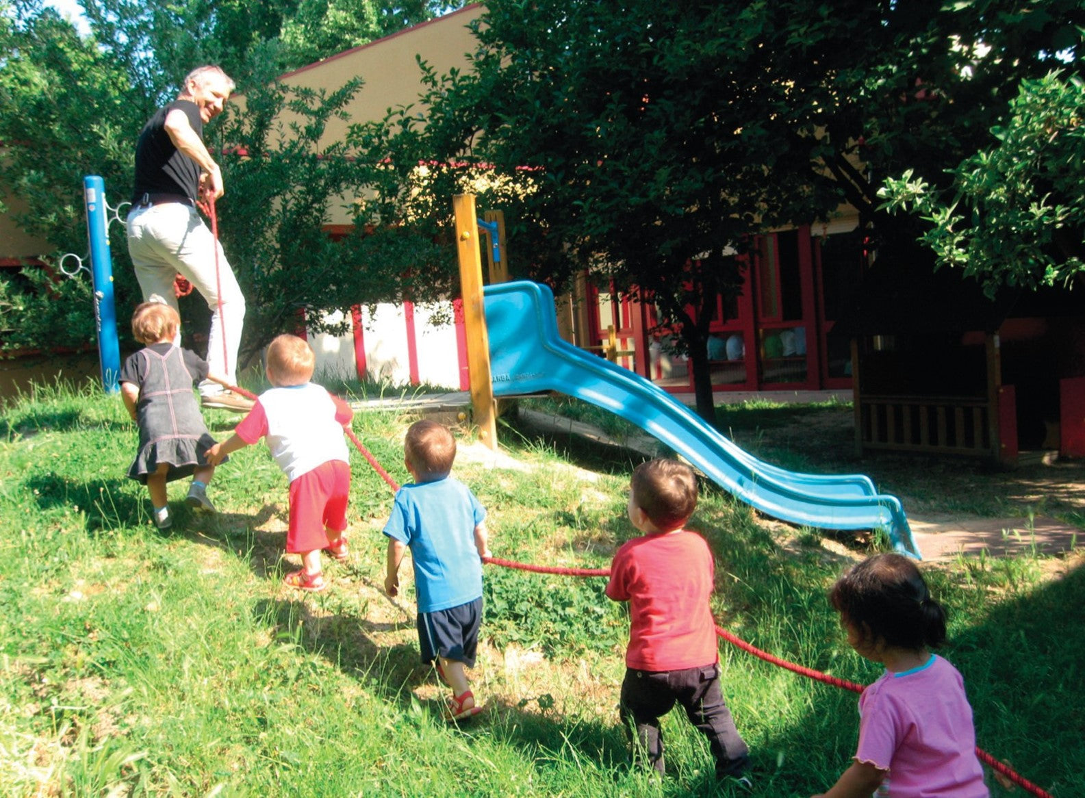 Il bambino giocoso